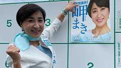 《証拠入手》維新・岬麻紀(55)が“ライバルのポスターはがし”を秘書に指示か「邪魔ね」「若い女性候補が目の敵に…」〈器物損壊罪の疑いも〉 | 文春オンライン