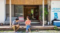 ウッドデッキに畳、美味しいお弁当。贅沢な「のんびり」が待っているサーフショップ