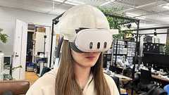 「葬送のフリーレン」のキャラ・ゼンゼの“髪の毛攻撃”を体験できるヘルメット 青学大の学生らが開発