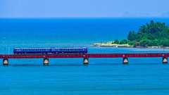 空と海の間を走る絶景鉄道、京都丹後鉄道の由良川橋梁(くろまつ、あかまつ号と丹後の海)(ドローン空撮) - 地球の撮り方