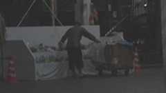 秋葉原殺傷事件の献花台がホームレスのエサ場に!…探偵ファイル : 痛いニュース(ノ∀`)