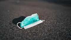 日本人は、いったいいつまでマスクを着け続けるのだろうか。