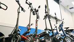 電動キックボード「ほぼ自転車扱い」に 免許・メット不要 一部歩道OK 新区分の乗り物へ | 乗りものニュース