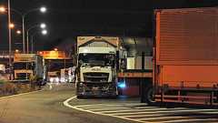 夜の高速道路にあふれるトラック どうしてこうなった? 駐車マス増も解決ならず | 乗りものニュース