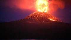 乗船中に「ドン」 西之島の噴火、写真家・三好さん撮影:朝日新聞デジタル