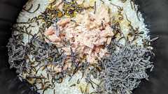 「炊飯器」に“塩昆布”と“ツナ”を入れるだけで完成!絶品炊き込みご飯【ほったらかし飯】