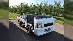 りんご農家が入手した新車の軽トラ、運転席の屋根が切断されてオープンカーに!?→園内で栽培するのに適した改造だった