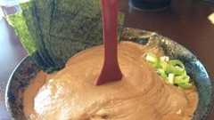 レンゲがスープに突き刺さる……! 「日本一濃い」と話題のラーメンが想像の域を超えていた | ねとらぼ