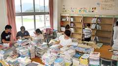 「10年で廃棄」で棚スカスカ 学校図書館で「除籍」作業 捨てても買えず継続利用 - 丹波新聞