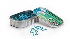 缶詰に入った魚のかたちをしたクリップ。海外のおもしろ文房具。オイルサーディン好きにおすすめ(笑)。 : インテリア雑貨の伊勢海老太郎ブログ