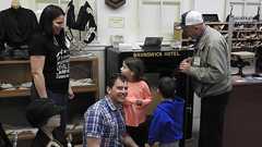 専門家が40年かかっても開けられなかった金庫、観光客が1発で開錠