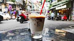 ハノイ「CONG CAPHE」で名物のヨーグルト・コーヒー(Sua chua ca phe)を飲む