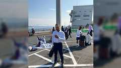 どう見ても“8番出口”のおじさんのコスプレの方がいらっしゃるのだが、無関係の一般おじさんの可能性もあるので声かけできない #C103コスプレ