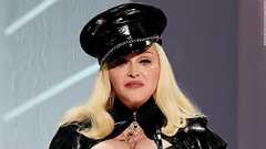 マドンナさんがインスタ批判、「乳首」理由に写真を削除され