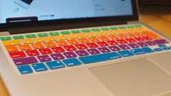 1280円でMacのキーボードを彩るレインボーキーボードカバーが気に入った