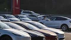 テスラ急落、時価総額12.6兆円吹き飛ぶ-新モデル年内投入なしに失望