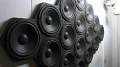 音を出すのではなく吸収する、スピーカー型の吸音材「SP-TILE」