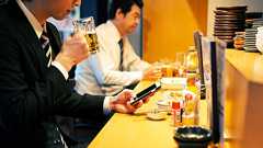 なぜ51歳ライターは「飲み屋のスマホ注文」がイヤなのか?「操作方法がわからない」じゃない、本当の理由