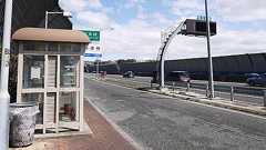 高速道路上にあるバス停が異世界