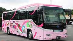 「ハローキティ新幹線」のバス登場! 2種類が広島の観光地を走行 | 乗りものニュース