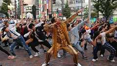 新宿に突如ピコ太郎が登場!BIGBANG・V.I、ニューアルバム発売記念にサプライズ | RBB TODAY