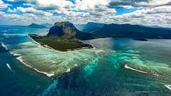 海に流れ落ちる「幻の滝」が出現?一度は行きたい絶景スポット、モーリシャス島の美しい景色に隠された謎 | カラパイア