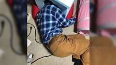 酔って猫さんの家に顔だけ突っ込んで寝落ちしたお父様と迷惑そうに出てくる猫様の姿に様々な感想「猫大迷惑w」「事件性感じる」