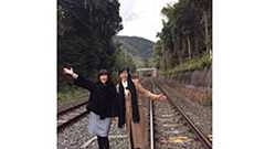 松本伊代、早見優と線路内で撮影した写真をブログに掲載 踏切が鳴って慌てて逃げる | ねとらぼ