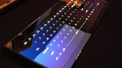 ミネベア、新素材を用いた鏡面フラットキーボードなどを開発