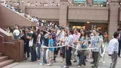 『号外!!虚構新聞』発売開始 早朝から長蛇の列