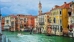 「ベネチアの街中から巨大な豪華客船を見るとね……」→現実感が吹っ飛ぶ光景がそこに! : らばQ