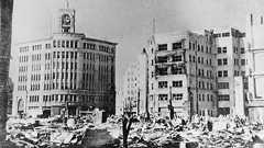 破壊し尽くされた東京は戦後、世界的に見て「独特な復興」を遂げた | 街もシステムも「車向き」じゃない