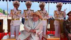 北朝鮮、横倒しになっていた駆逐艦の進水に成功 アナリストらに衝撃