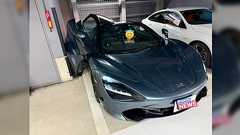 「激混みの駐車場でこういうのやられると腹が立つ」2台分の駐車スペースを占有するマクラーレンに他のオーナーが弁解「”開けラーレン”になるので...」