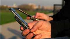 KDDIが2009年秋冬モデルのau端末を発表へ、Twitterで生中継も