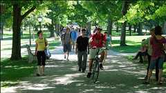 大学のキャンパスに一度も足を踏み入れることなく16歳の少女が学士号を取得・卒業