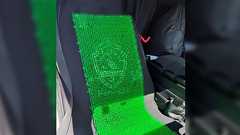 「快適すぎてちびりそうになった」車のシートに人工芝を載せると背中をエアコンの冷風が通って涼しいぞ!→ただし事故にあった際はリスクもあるので注意