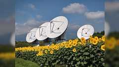 国立天文台の野辺山宇宙電波観測所の「同じ方向を向くひまわりとパラボラアンテナ」がキュート、その発案は実は中学生の一言なのがエモい