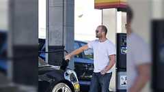 ジェイソン・ステイサムが車にガソリンを入れているだけなのに、何か事件が起こりそうな匂いがする写真「この後渾身の前転しそう」「握ってるやつがもはや銃に見える」