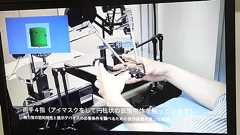 画面の中にある物体に触って手触りを楽しむことができる「触れて感じるテレビ」の実験映像 in 技研公開2009