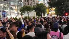 渋谷駅前で誘導するお巡りさんの巧みなマイクパフォーマンスが話題に - ドメサカブログ