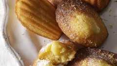 パリ発マドレーヌが日本でも大人気! “ふわふわ生地”と“なめらかクリーム”が絡み合う! 定番から最新アレンジまで52レシピを紹介! | ダ・ヴィンチWeb