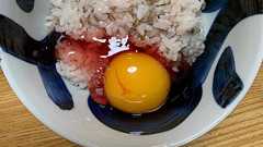 卵を割ったら白身が真っ赤!? まれに出回る「血玉卵」が話題 「食べてはダメ」と注意喚起広まる(1/2) | ねとらぼ