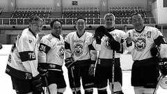 40年ぶりのアイスホッケーは、下手でも楽しい。60代になった僕が「楽しめるコト」に出会えた理由|tayorini by LIFULL介護