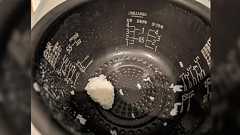 仕事から帰って炊飯器開けたらコレで断末魔の叫び声をあげた「洗わなくていいから全部食って水にだけ浸けといてくれよ…」