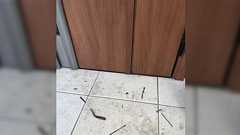 学校に家の鍵を持って行くのを忘れた長男が帰宅して鍵がないことに気づき、慌てて葉っぱや枝、友達の家の鍵で開けようとした結果、鍵穴が塞がって大惨事に