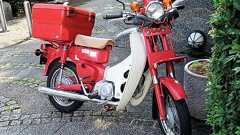郵便配達の赤バイク、電動二輪車へ ホンダと日本郵便が覚書を締結 | 乗りものニュース