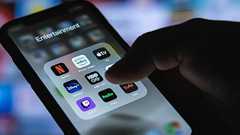 「気づけば独身中年になっていた」という人が抜け出せない、家と職場の往復、動画見ながら夜食という深い沼 "外"で何かしなきゃと思う反面、ひとりだけの"内"のぬるま湯が心地いい