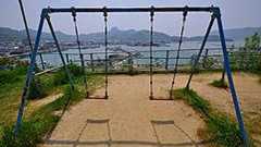 72歳男性、ブランコに乗る孫を正面から撮影→ブランコにぶつかり斜面を滑り落ちる 安全管理に問題ないか調査へ : 痛いニュース(ノ∀`)