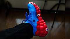 「買っちゃった」ミズノが開発したミャクミャクさまコラボのスニーカーがカッコいいけど悍ましい、いざというとき助けてくれそう